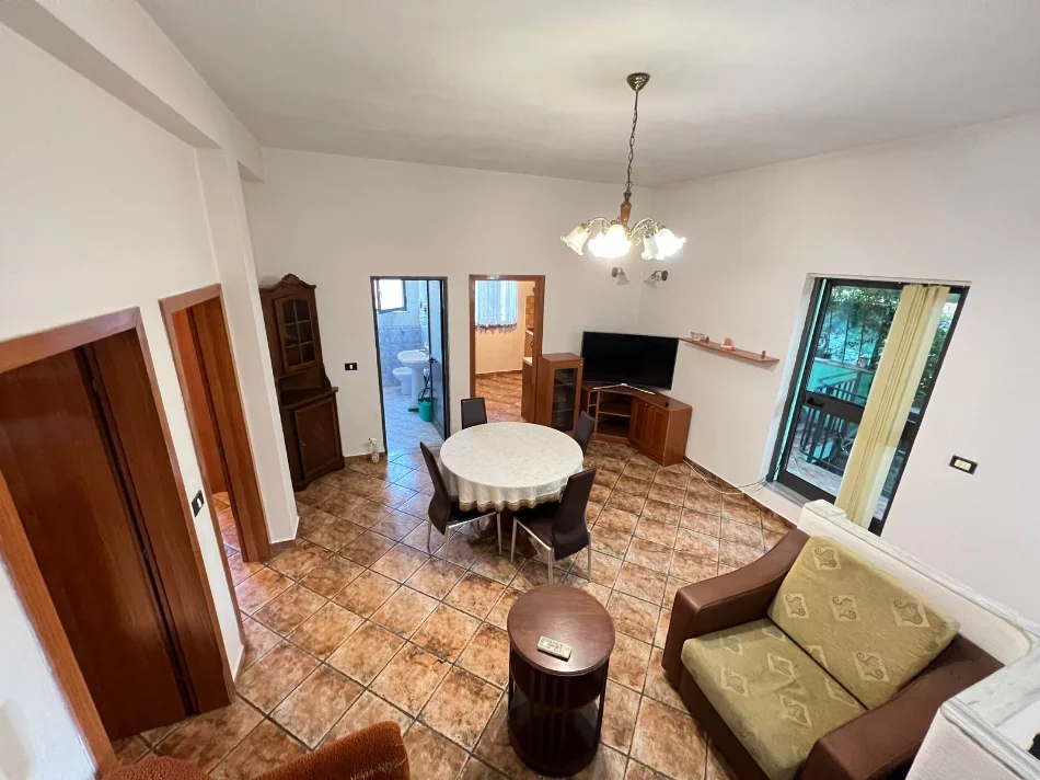 Tirane, jepet me qera Vile 2+1+Ballkon Kati 2, 90 m² 550€ (Rruga e Durresit)