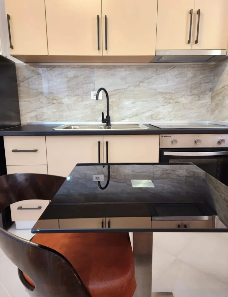 Tirane, jepet me qera apartament 1+1+Ballkon Kati 3, 50 m² 400 € (pranë Fakultetit të Mjekësisë)