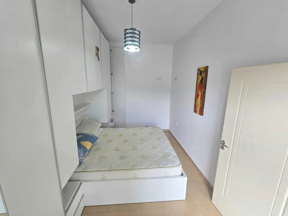 Tirane, jepet me qera apartament 1+1+Ballkon Kati 3, 65 m² 500 € (tregu elektrik)