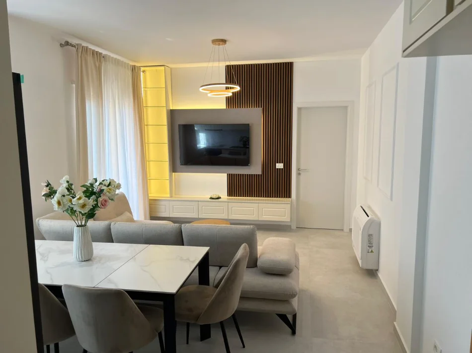 Tirane, jepet me qera apartament 2+1+Ballkon Kati 6, 100 m² 1.000 € (Shkolla e Kuqe/Rruga Faik Ternova)