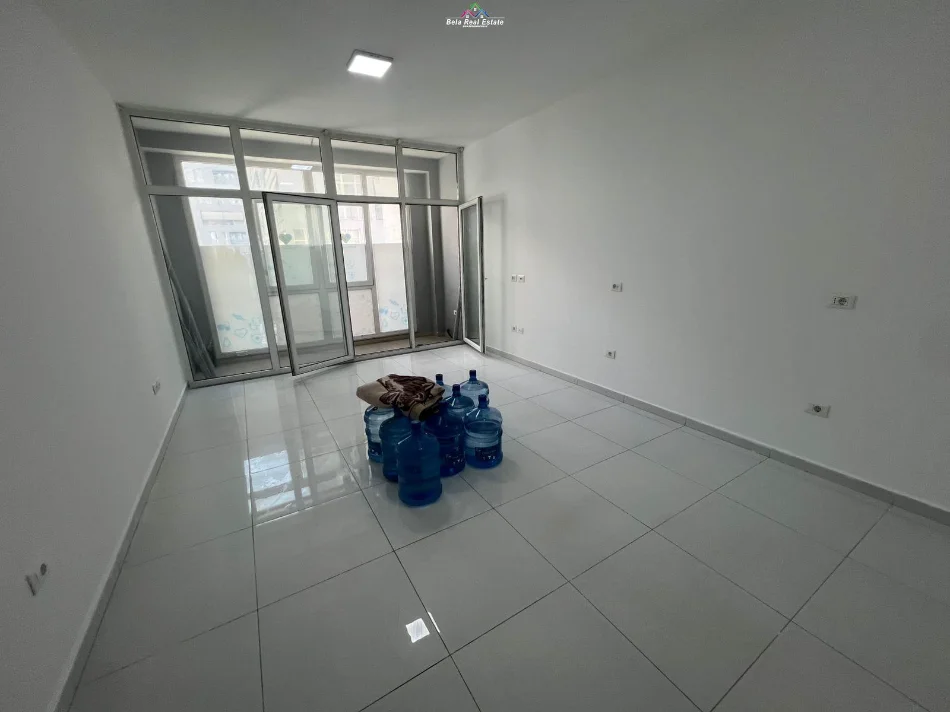 Tirane, jap me qera zyre Kati 2, 105 m² 1.050 € (Komuna e Parisit, Kompleksi Kika)
