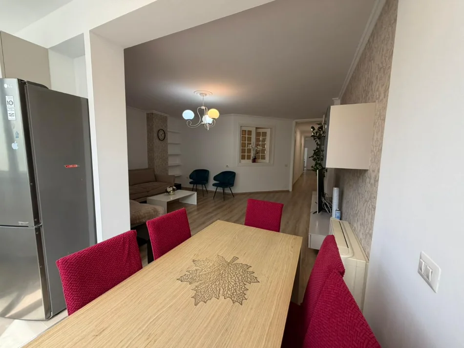 Tirane, jepet me qera apartament 3+1+Ballkon Kati 4, 120 m² 1.200 € (9 Kateshet)
