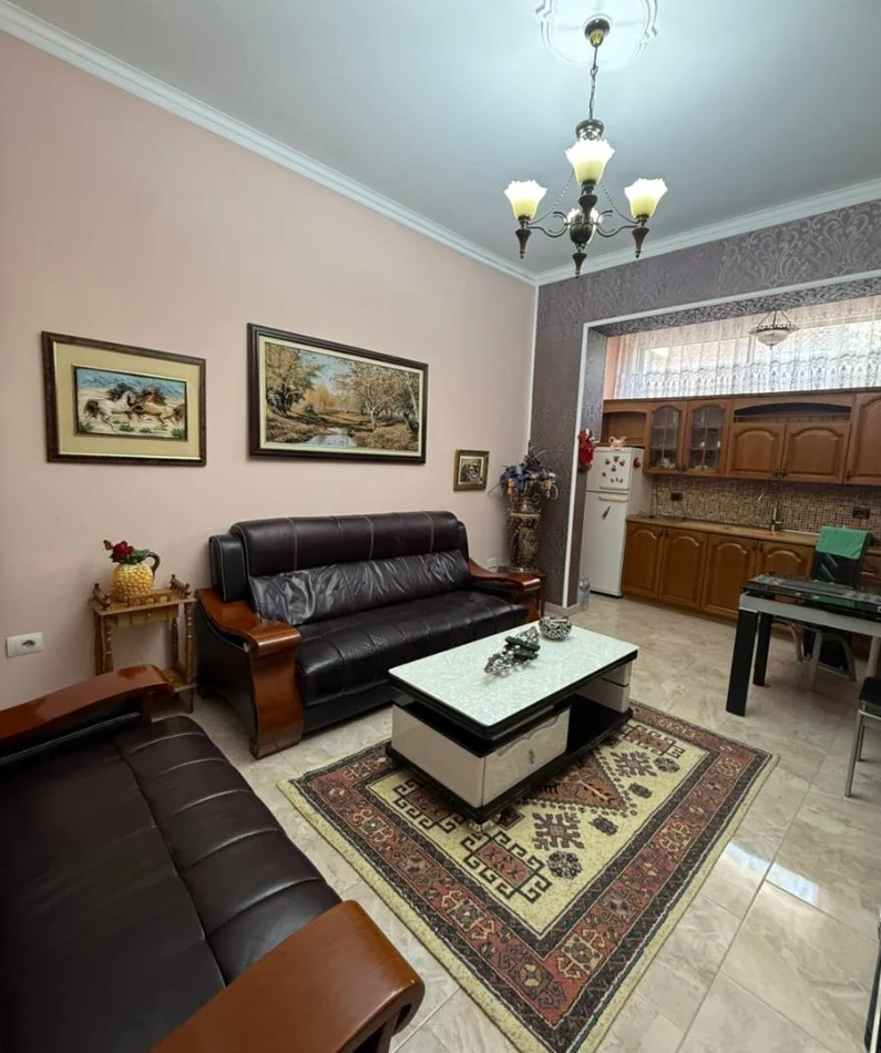 Tirane, jepet me qera apartament 2+1 , 65 m² 650 € 