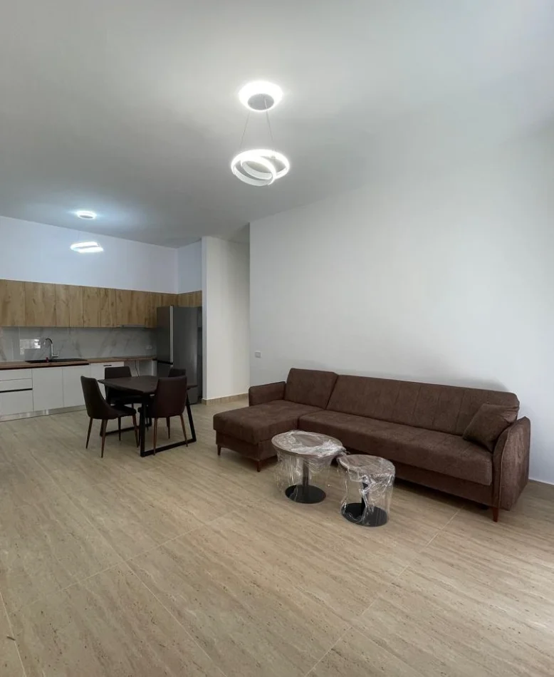 Tirane, jepet me qera apartament 1+1 , 70 m² 900 € 