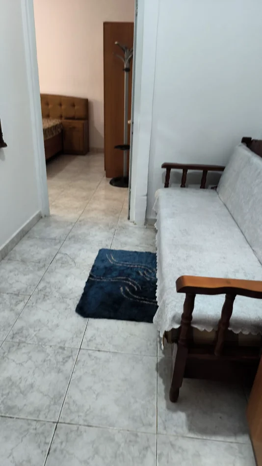 Tirane, jepet me qera apartament 1+1 , 50 m² 400 € (përballë Delijorgjit)