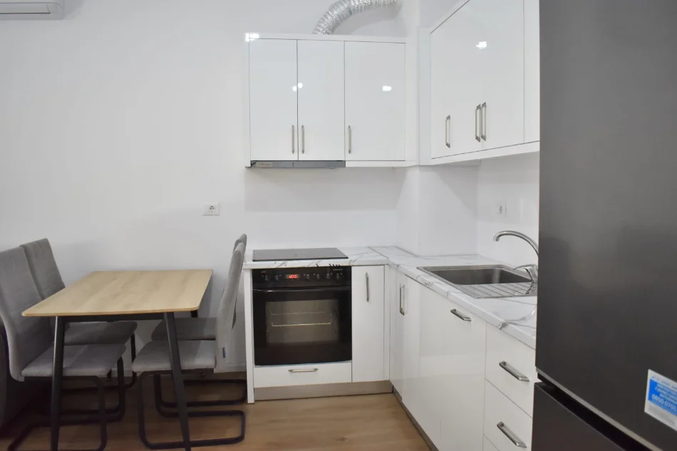 Tirane, jepet me qera apartament 1+1+Ballkon Kati 5, 55 m² 450 € (Rezidenca Kaimi/Rruga Pasho Hysa)