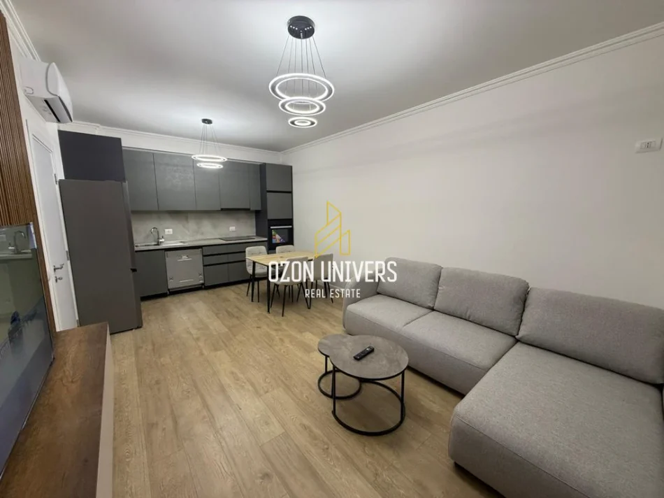 Tirane, jepet me qera apartament 1+1+Ballkon Kati 1, 67 m² 800 € (Komuna e Parisit)