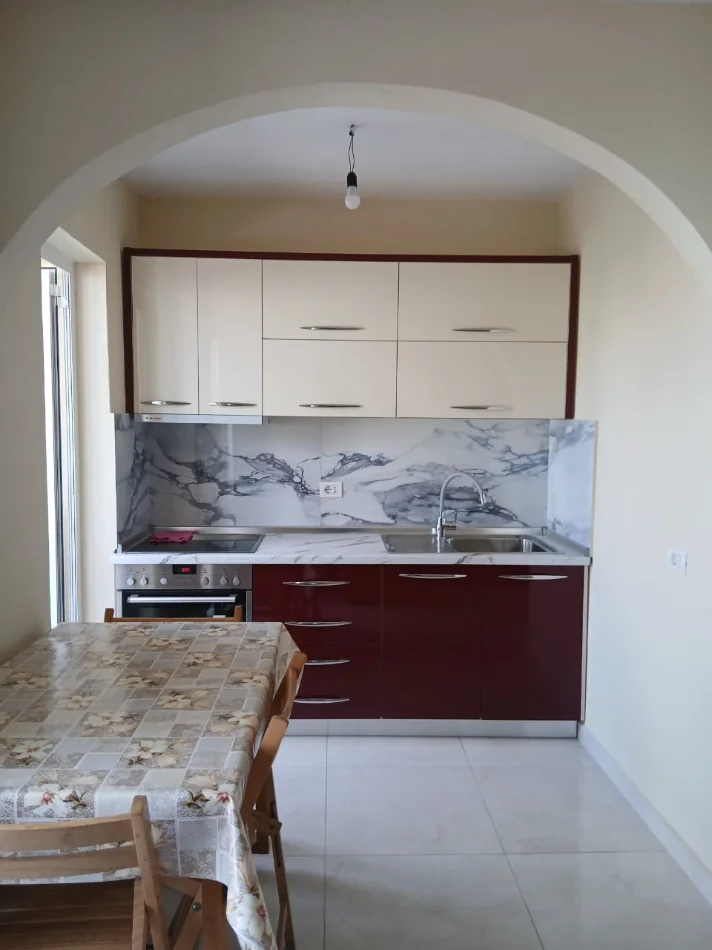 Tirane, jepet me qera apartament 1+1+Ballkon , 65 m² 450 € (Medreseja)