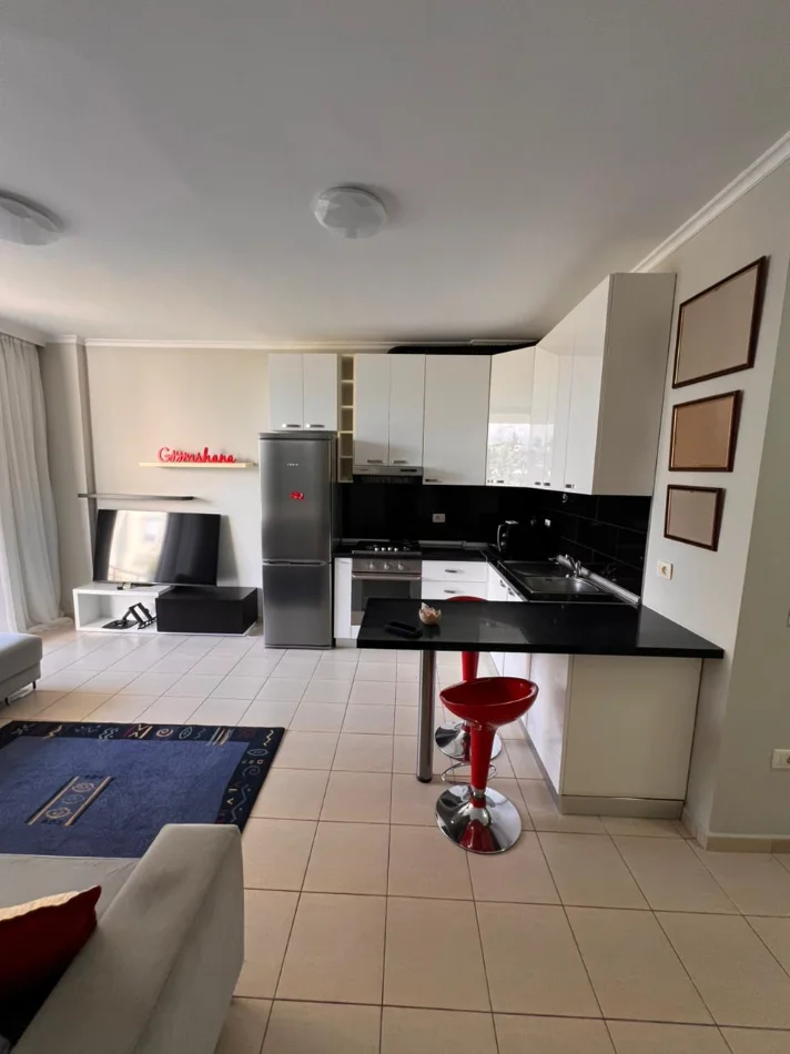 Tirane, jepet me qera apartament 1+1+Ballkon Kati 1, 67 m² 750 € (Rr. Peti)