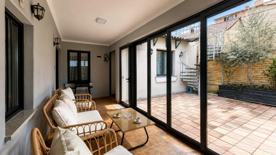 Tirane, jepet me qera 2+1+Ballkon , 159 m² 550 € (Rruga Naum Veqilharxhi, pranë Venue Bar)
