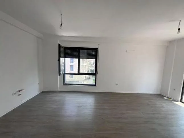 Tirane, jepet me qera zyre Kati 2, 103 m² 800 € (xhanfize keko)