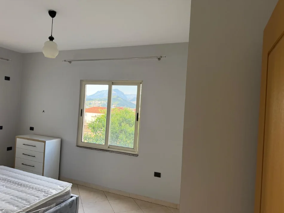 Tirane, jepet me qera apartament 1+1+Ballkon Kati 2, 68 m² 450 € (Kinostudio)