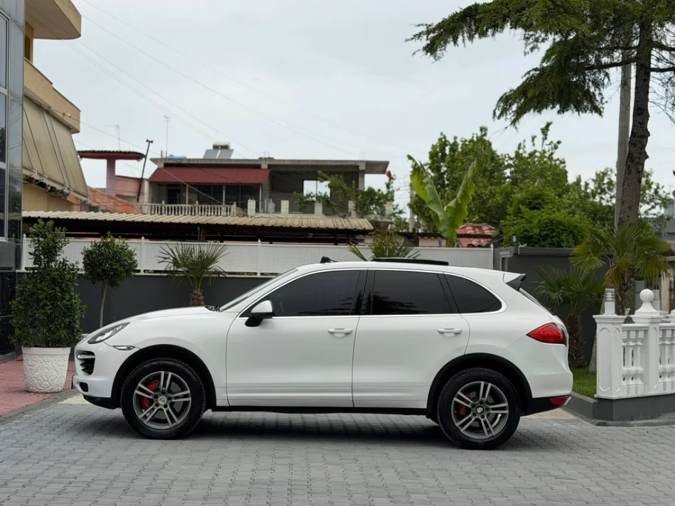 Fier, shes makine PORSCHE CAYENNE-3.0 DIESEL-PANORAMA-SUPER GJENDJE--NDERROHET Nafte, e bardhë automatik Klima 252.000 km 14.500 €