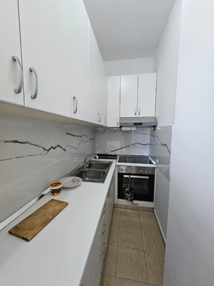 Tirane, jepet me qera apartament 1+1 , 70 m² 550 € (Komuna e Parisit)