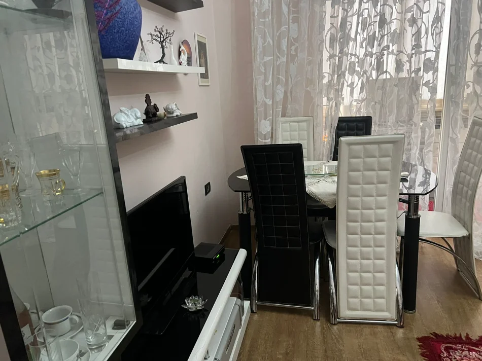 Tirane, jepet me qera apartament 2+1 , 85 m² 600 € (rrethit Selites)
