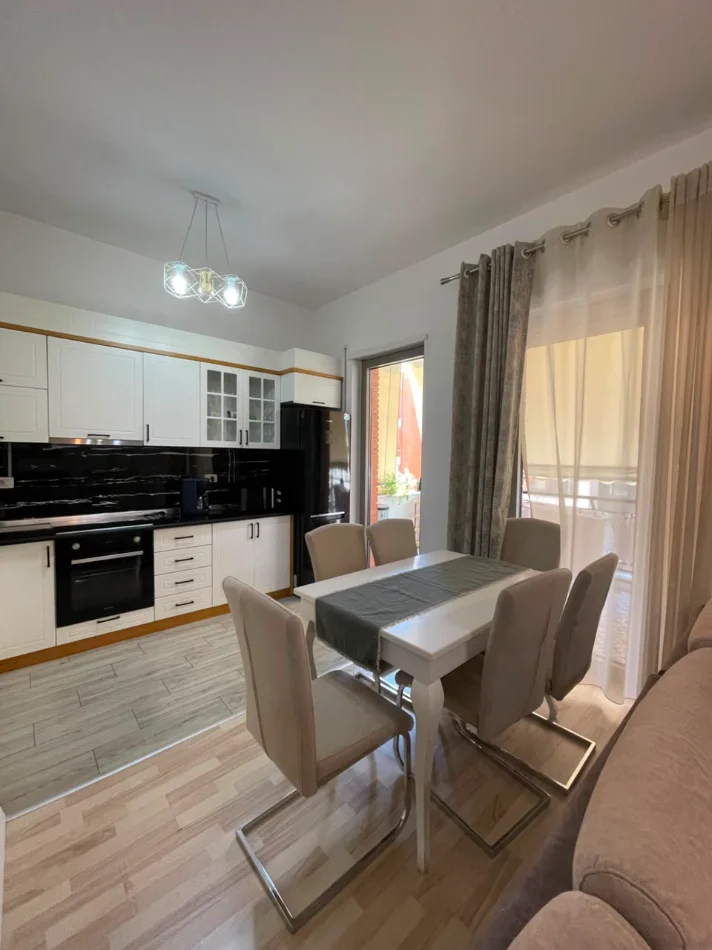 Tirane, jepet me qera apartament 2+1 , 120 m² 1.200 € (Kompleksi Delijorgji)