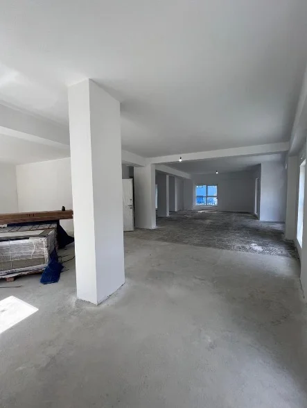 Tirane, jepet me qera dyqan , 220 m² 3.000 € (Ali Demi)