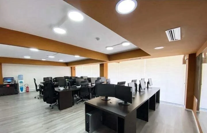 Tirane, jepet me qera zyre , 200 m² 3.500 € (Bllok)