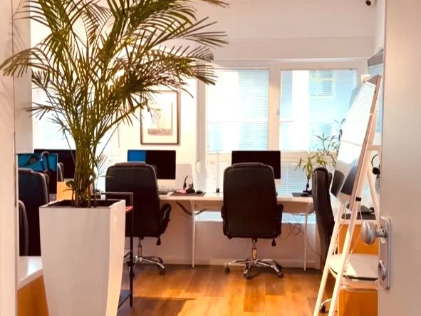 Tirane, jepet me qera ambjent biznesi , 201 m² 3.000 €