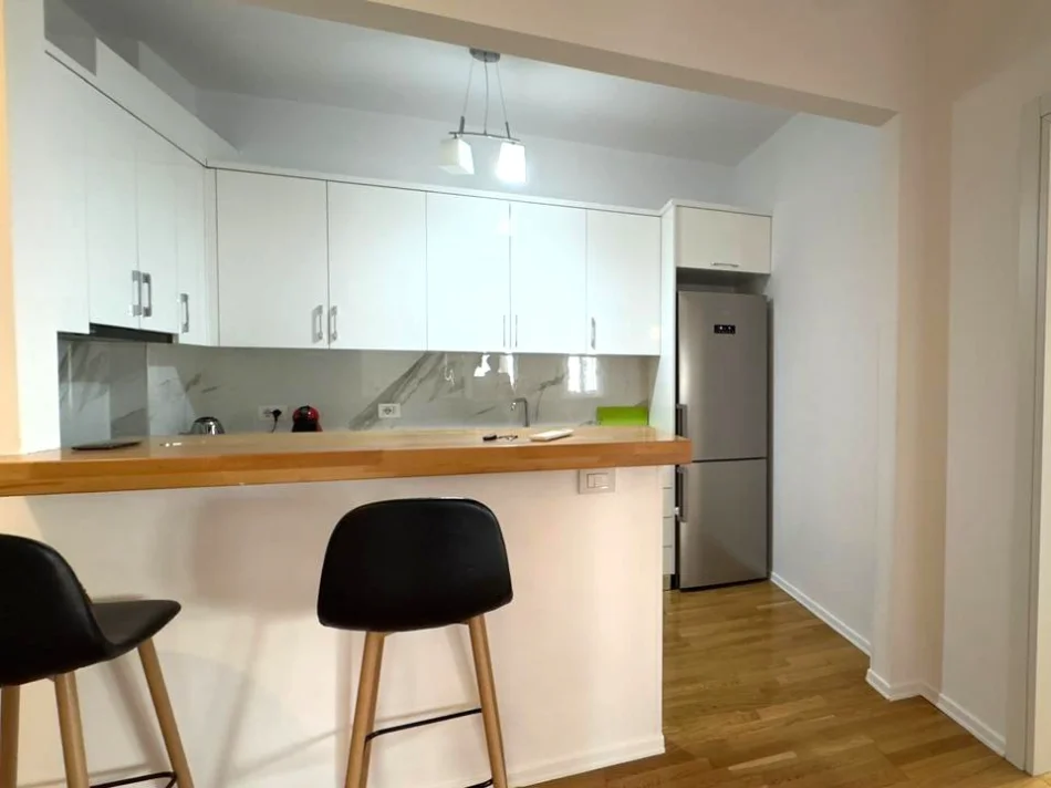 Tirane, jepet me qera apartament 2+1+Ballkon Kati 2, 100 m² 1.600 € (Rruga Barrikadave)