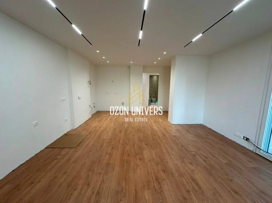 Tirane, jepet me qera ambjent biznesi Kati 9, 127 m² 1.300 € (Ish Ekspozita)