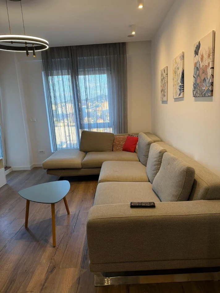 Tirane, jepet me qera apartament 2+1 Kati 11, 90 m² 800 € (21 Dhjetori, Kompleksi Kontakt/Magnet)