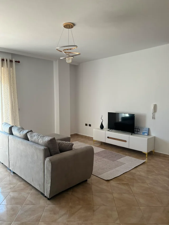 Tirane, jepet me qera apartament 1+1 , 70 m² 600 € (Komun Parisit)