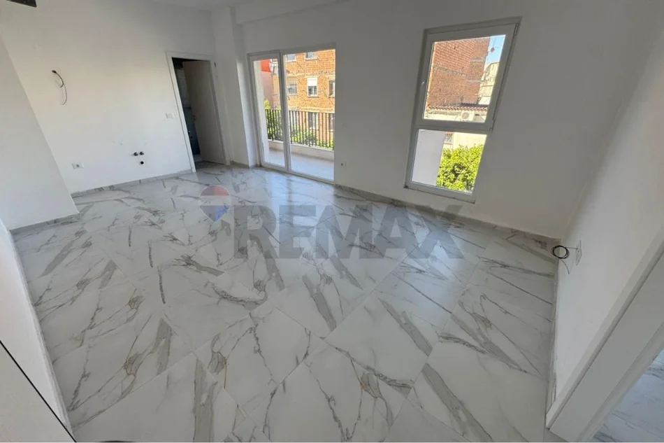 Tirane, jepet me qera apartament 1+1 Kati 1, 410 € 