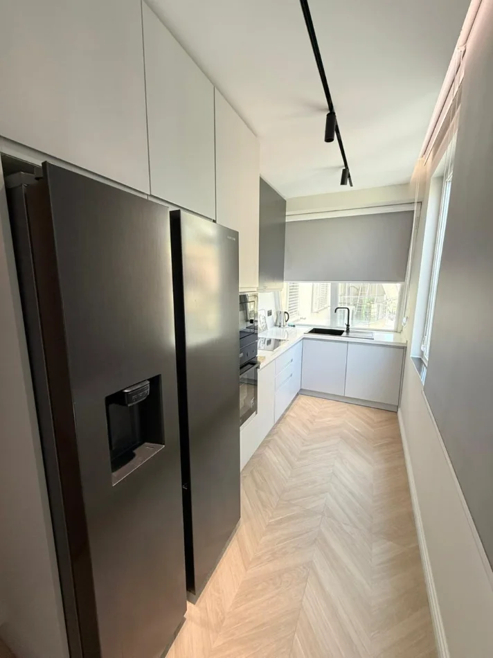 Tirane, jepet me qera apartament 2+1 , 90 m² 1.350 € (Liqenit Artificial)