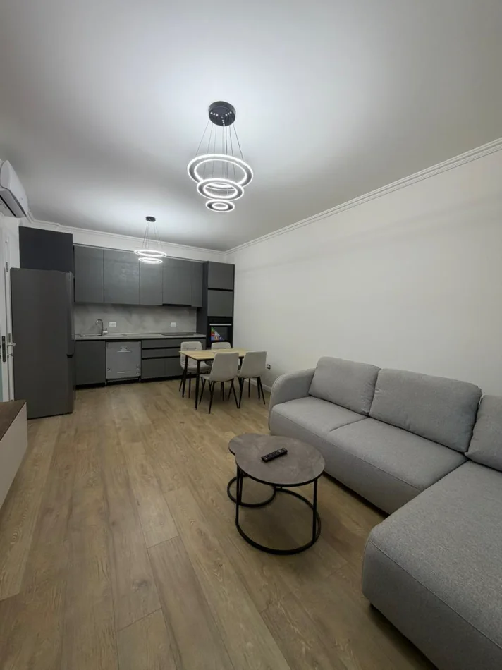 Tirane, jepet me qera apartament 1+1 , 67 m² 800 € (komuna e parisit)