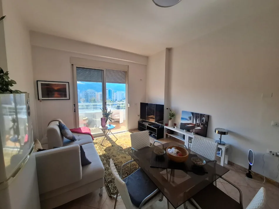 Vlore - Lungomare, jepet me qera apartament 1+1+Ballkon Kati 10, 75 m² 450 € (Rruga Kosova, Skele, Vlore)