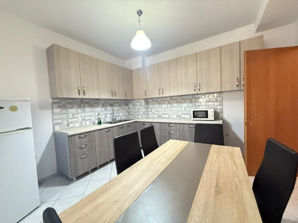 Tirane, jepet me qera apartament 1+1 , 75 m² 450 € (ASTIR)