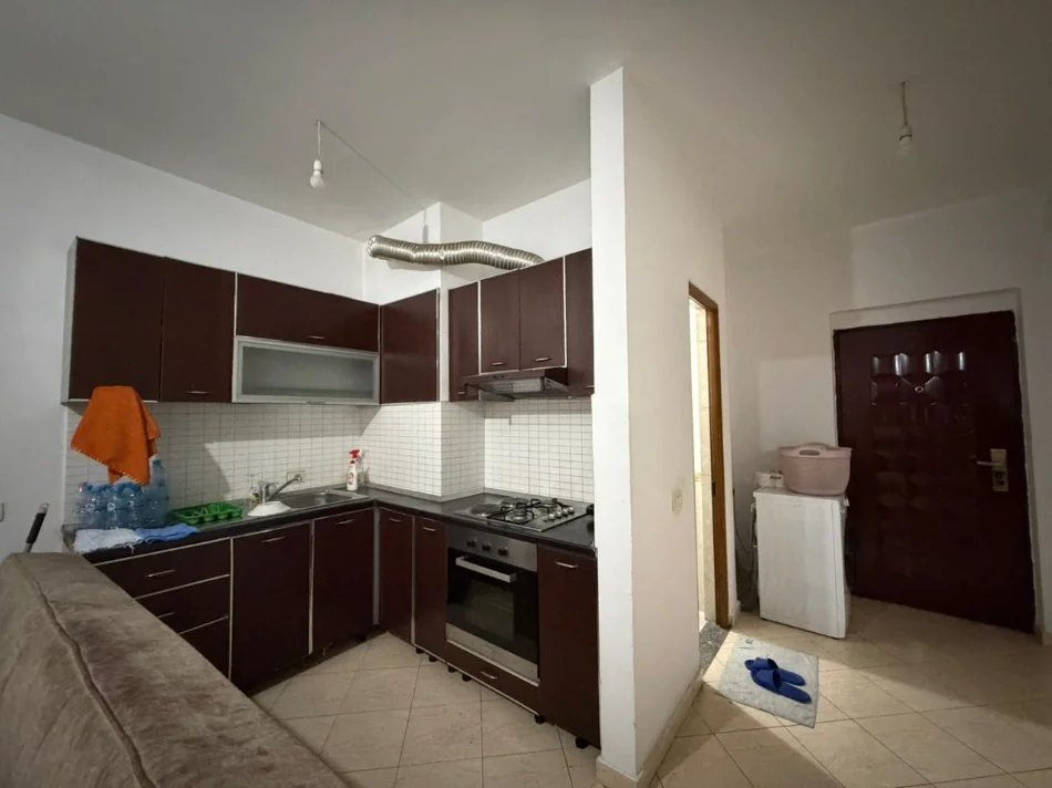 Tirane, jepet me qera apartament 1+1 , 75 m² 400 € (Astir)