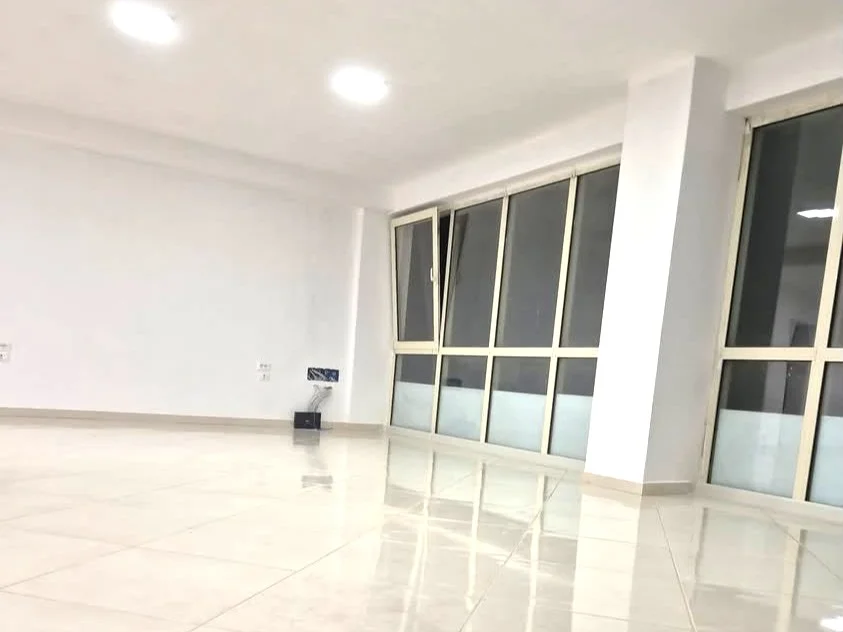 Tirane, jepet me qera ambjent biznesi , 260 m² 2.200 € 
