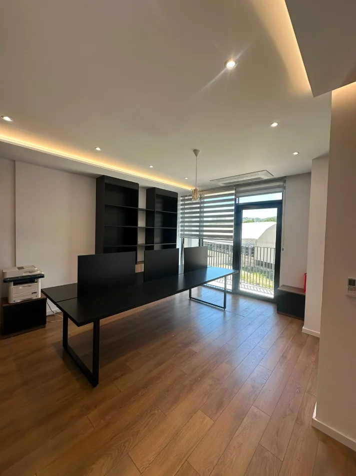 Tirane, jepet me qera zyre , 130 m² 1.420 € 