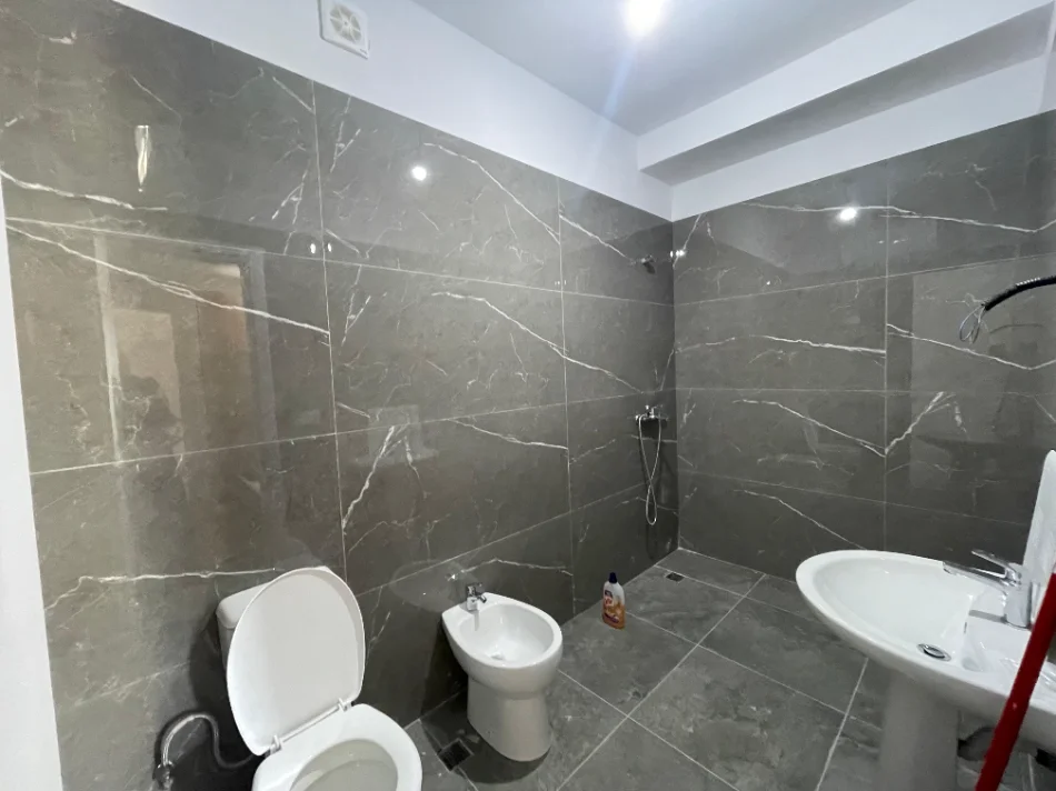 Tirane, jepet me qera apartament 2+1+Ballkon Kati 3, 102 m² 550 € (Shkolla Bashkuar)