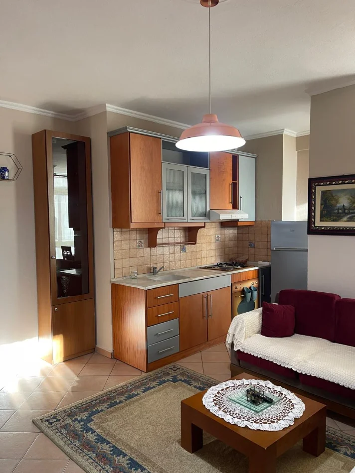 Tirane, jepet me qera apartament 1+1+Ballkon Kati 2, 600 € (Bllok, Sheshi Willson)