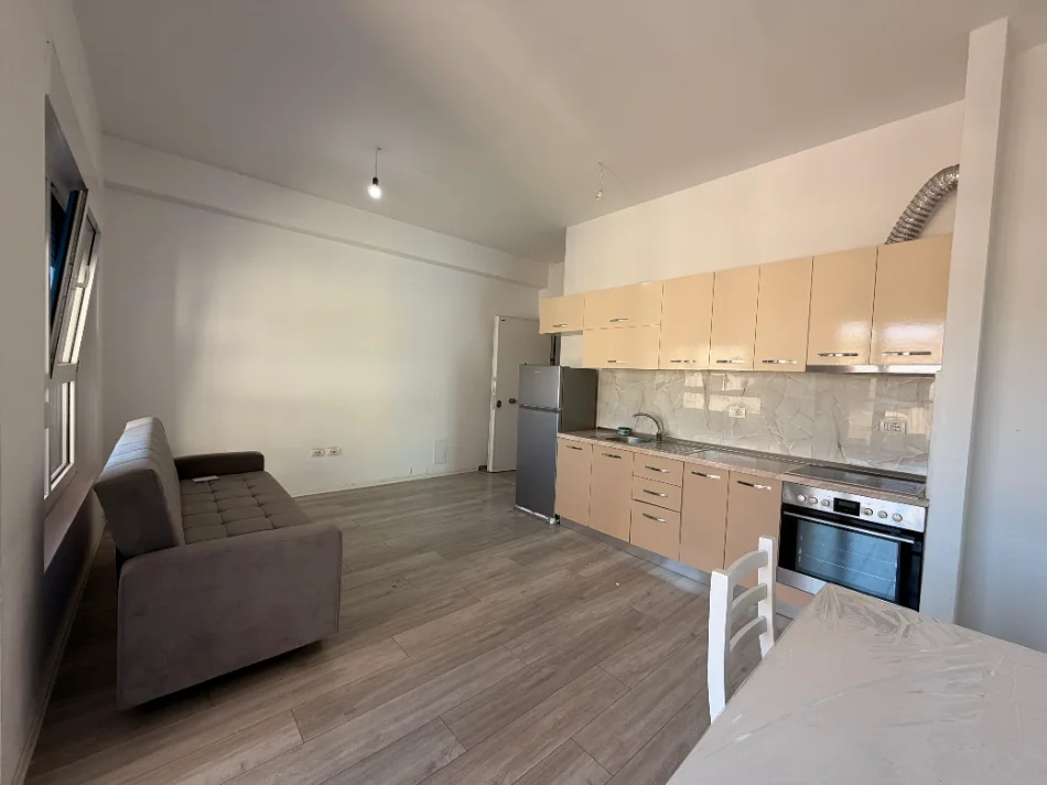 Tirane, jepet me qera apartament 1+1+Ballkon Kati 2, 60 m² 400 € (Ali Demi, Kompleksi Mangalem)