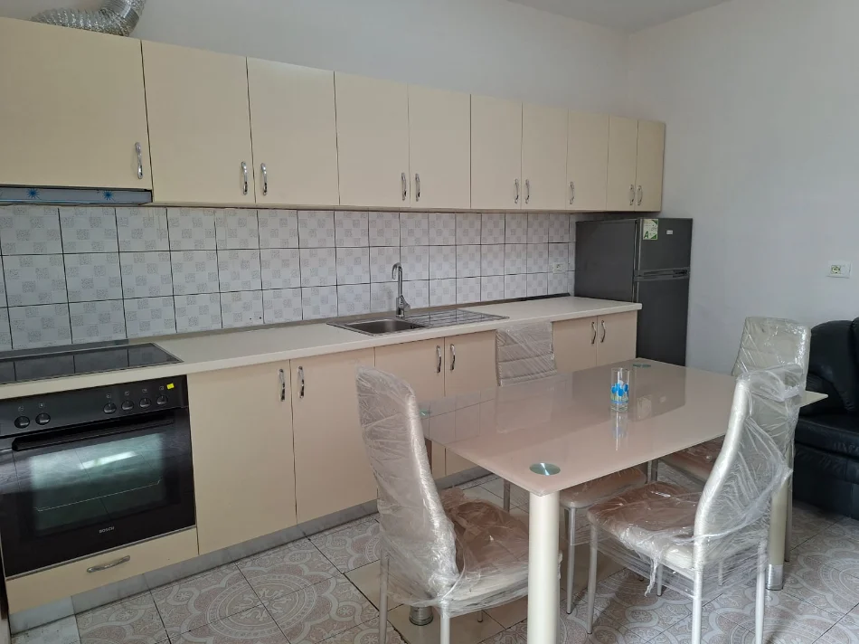 Tirane, jepet me qera apartament 1+1+Ballkon , 400 m² 400 € (Farmacia 10, Rruga e Dibrës)