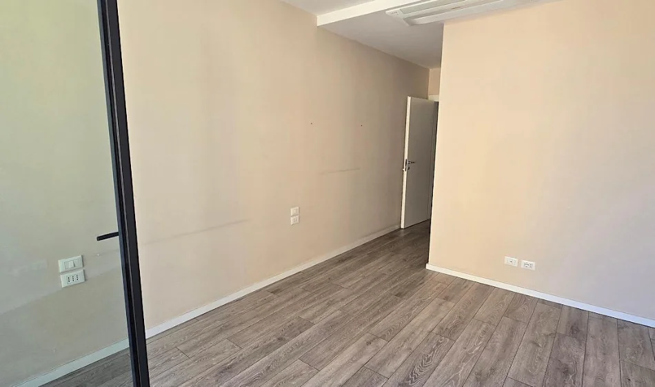 Tirane, jepet me qera zyre Kati 2, 102 m² 1.500 € (Rruga Kosovarve)