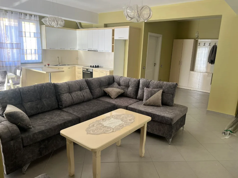 Tirane, jepet me qera apartament 2+1+Ballkon Kati 2, 124 m² 600 € (pranë Spitalit Shefqet Ndroqi)