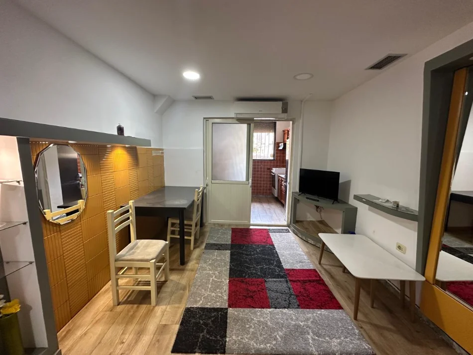 Tirane, jepet me qera apartament 1+1+Ballkon Kati 1, 60 m² 450 € (Rruga e Elbasanit)