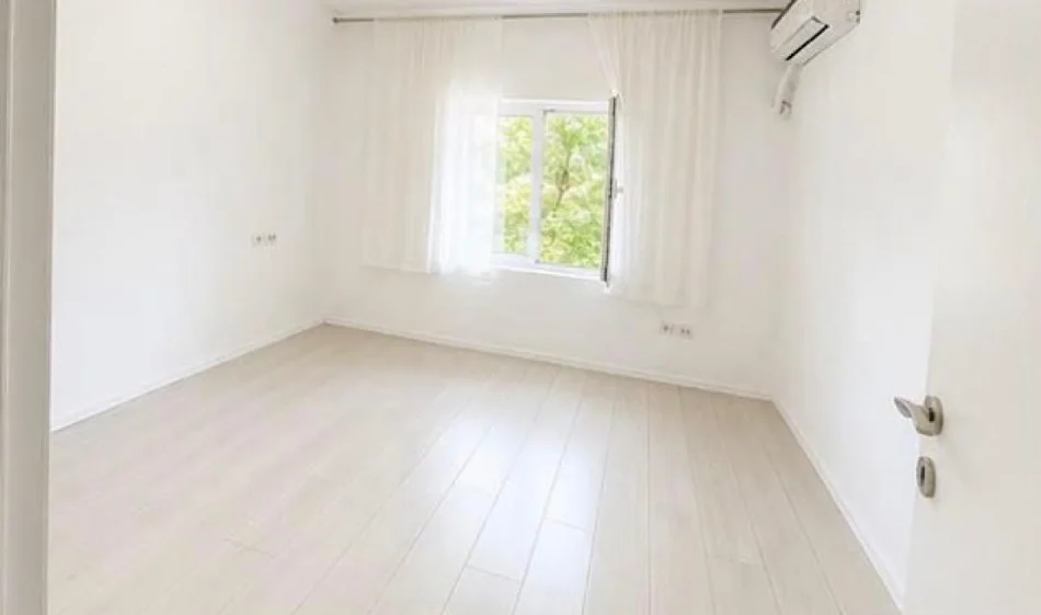Tirane, jepet me qera ambjent biznesi Kati 2, 50 m² 650 € (Pallatet Agimi)