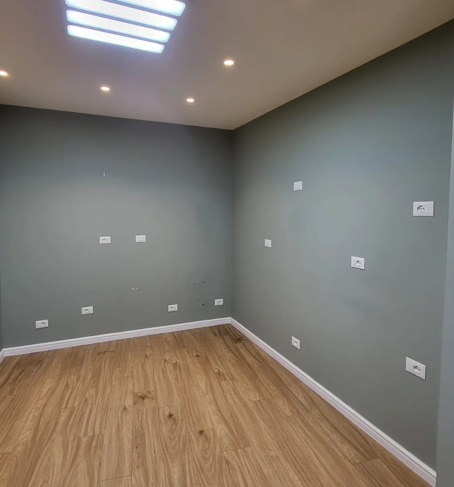 Tirane, jepet me qera zyre , 100 m² 1.400 € 