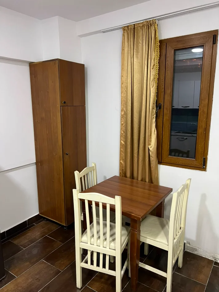 Tirane, jepet me qera garsonier Kati 1, 38 m² 350 € (Rruga e Dibrës, pranë spitalit Amerikan 2)