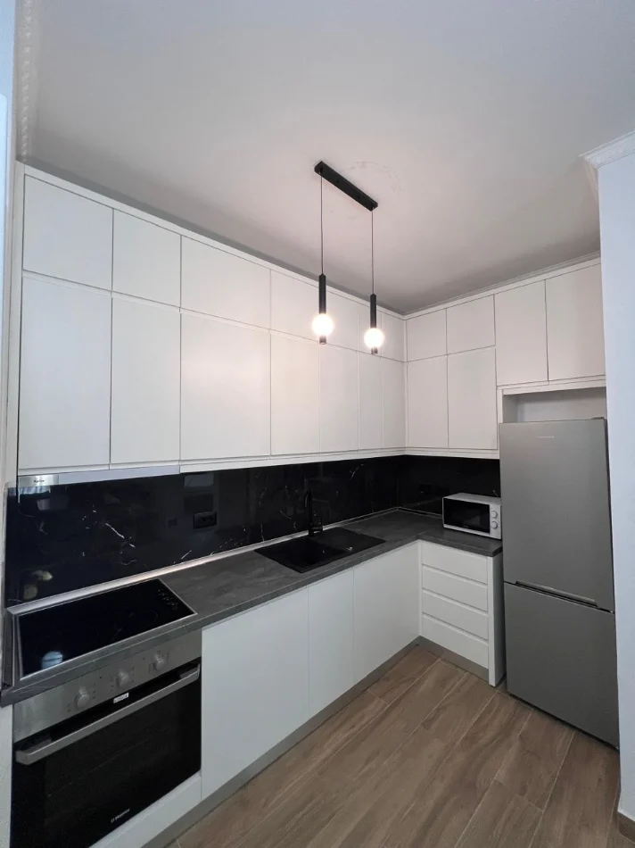 Tirane, jepet me qera apartament 1+1 , 75 m² 800 € (TEG)