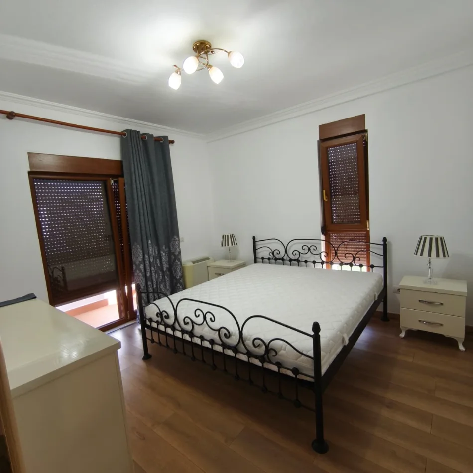 Tirane, jepet me qera Vile 3+1 , 200 m² 1.700 € (EG)