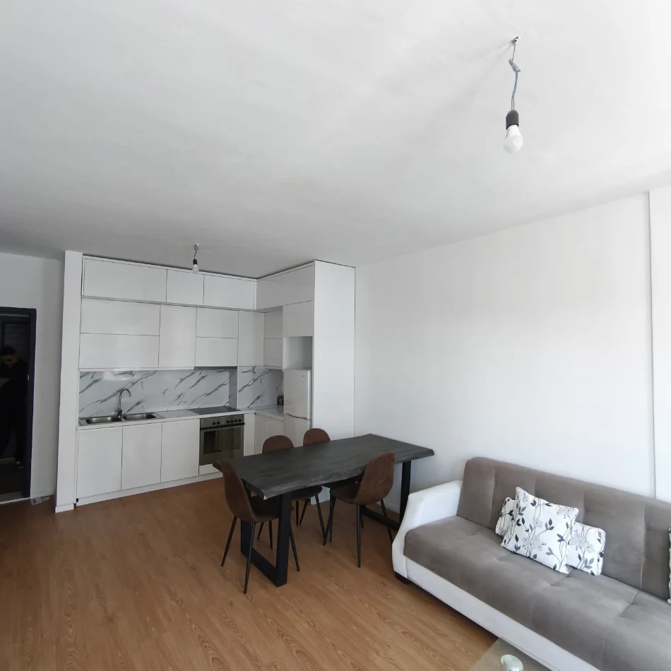 Tirane, jepet me qera apartament 1+1 , 98 m² 450 € (UNIVERS CITY)