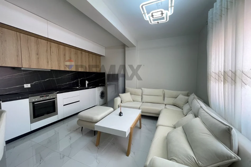 Apartament per qira, 1+1+ post parkimi, totalisht i mobiluar tek Prokuroria e Tiranes! (65,000 leke/muaj)