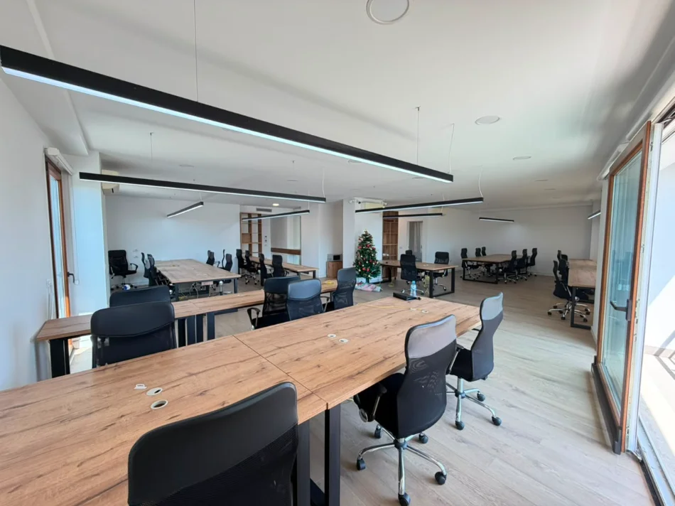 Tirane, jepet me qera zyre Kati 8, 200 m² 2.500 € (Hilton Garden Inn)